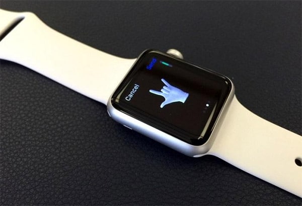 Sử dụng miếng dán màn hình làm giảm cảm ứng trên Apple Watch.